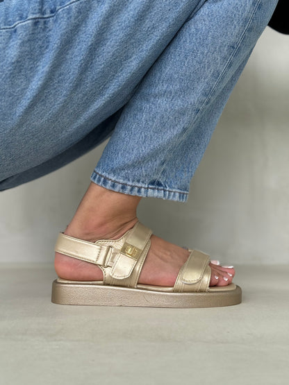 14046 - Sandalias Beige Metálicas con Broches Ajustables