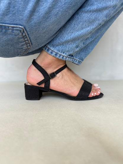 14246 – Sandalias negras con glitter y tacón bajo para dama
