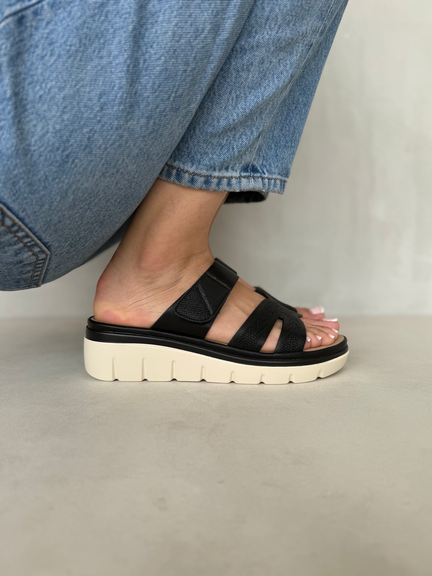 14032 - Sandalias Plataforma para Mujer en Negro con Tiras Anchas