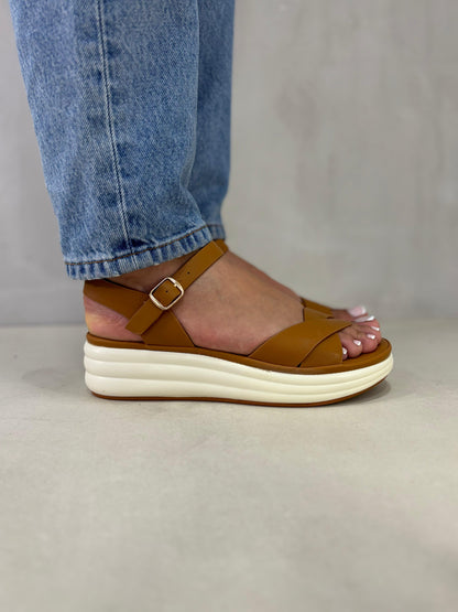 14357 – Sandalias Camel con Plataforma Ergonómica y Correa Ajustable
