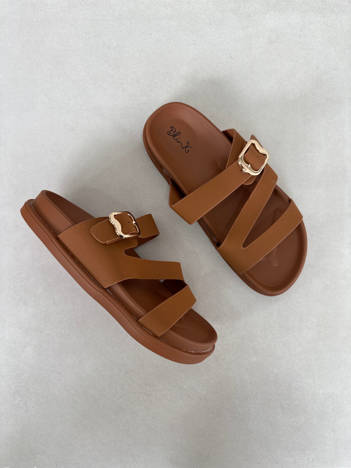 14474 – Sandalias Camel con Hebilla Dorada y Tiras Cruzadas