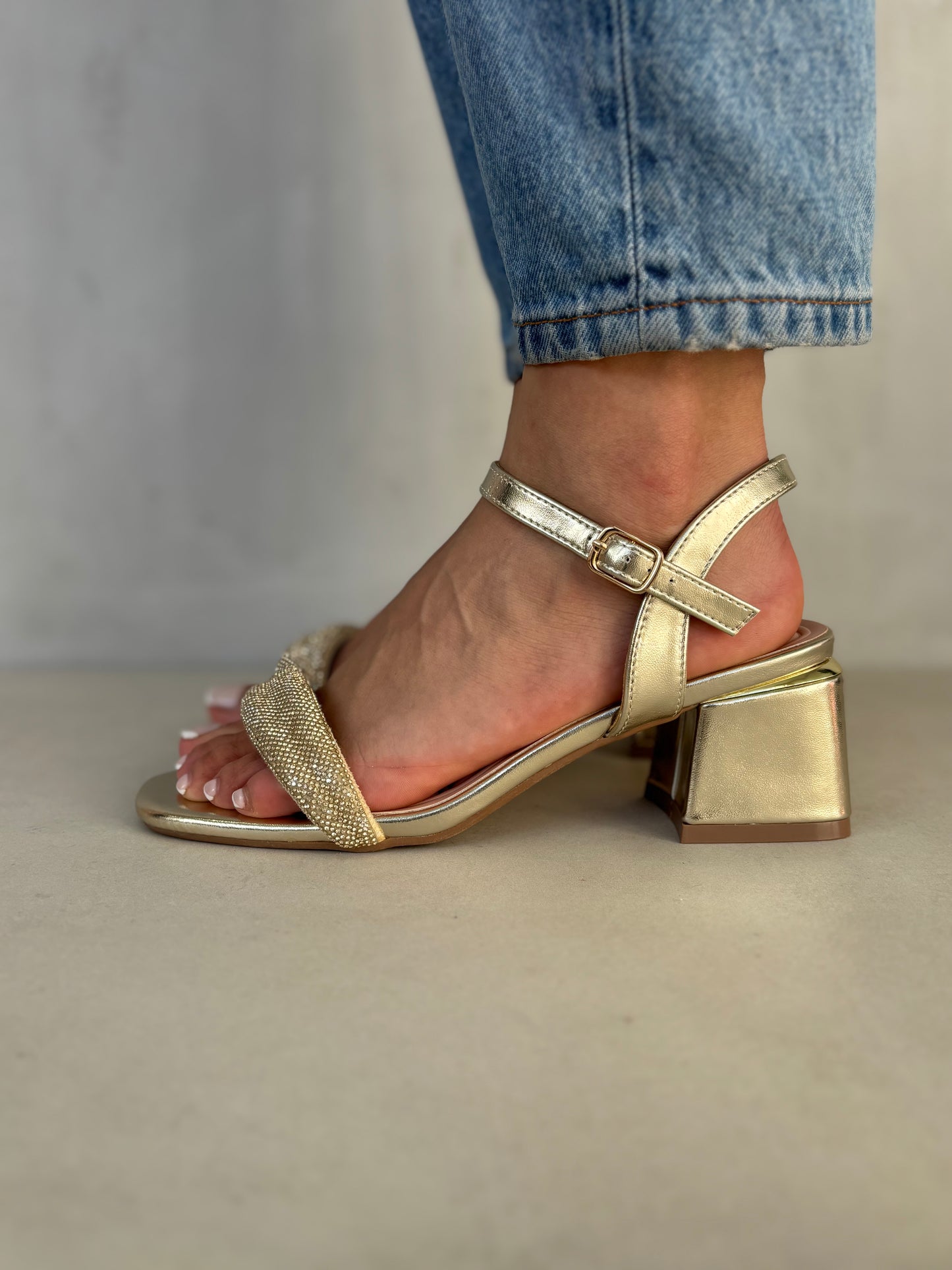 14338 – Sandalias doradas con brillantes y tacón cuadrado para dama