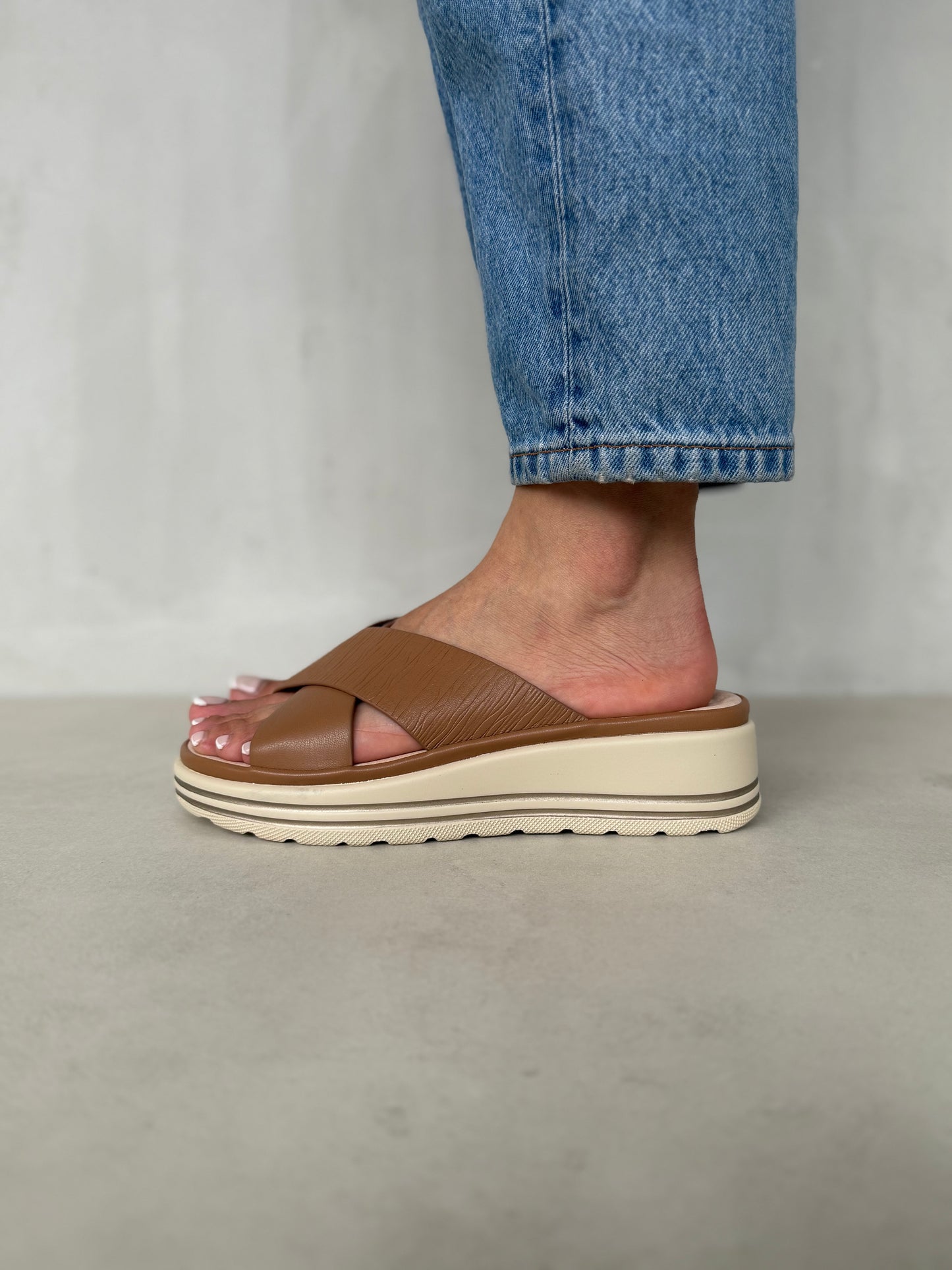 14039 - Sandalias de Plataforma con Cruce Frontal