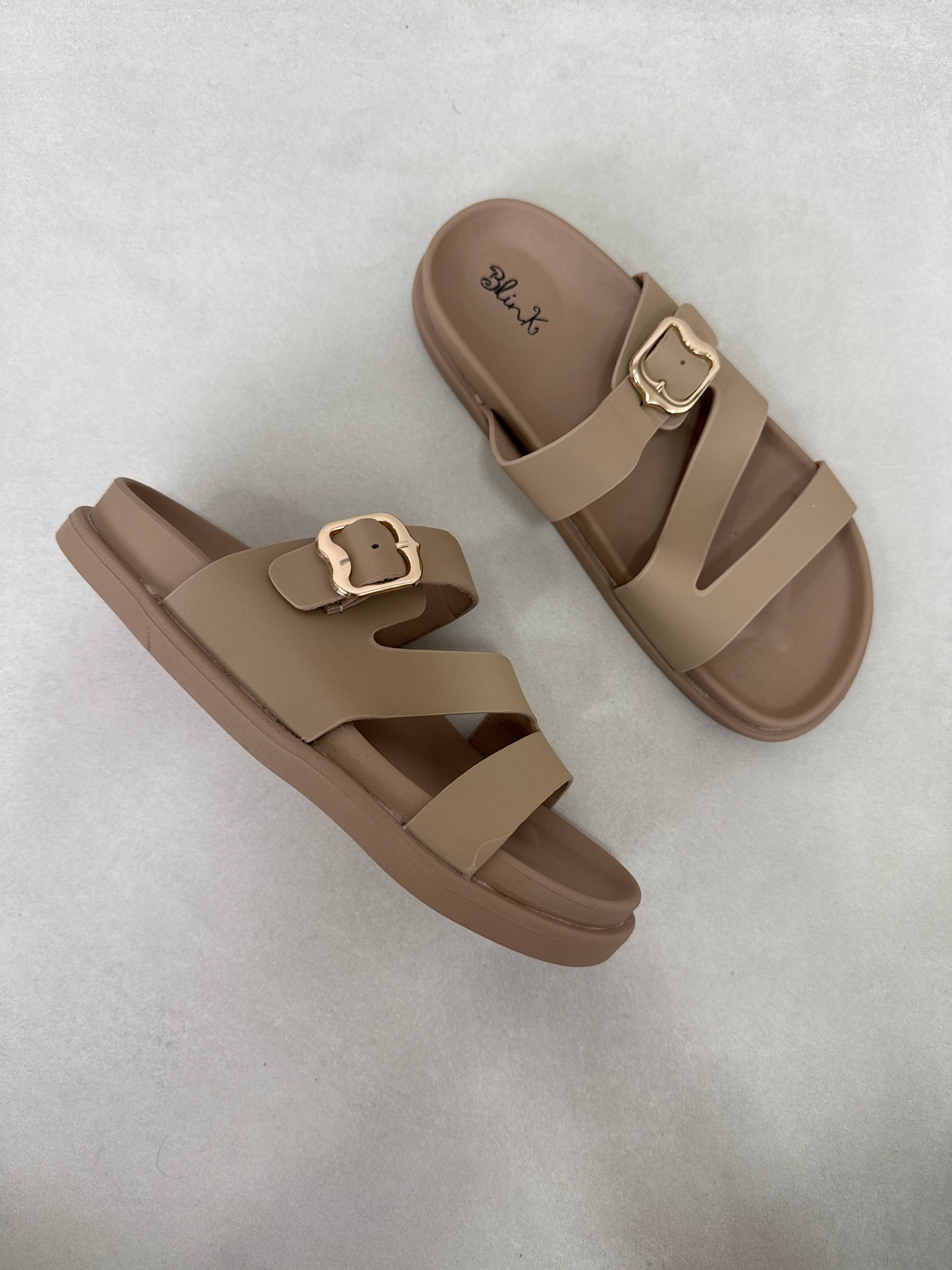 14475 – Sandalias Beige con Hebilla Dorada y Tiras Cruzadas