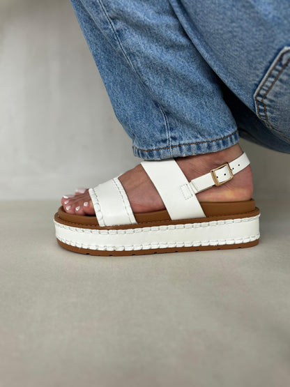 14352 – Sandalias Camel con Plataforma Alta y Detalles de Costura Blanca