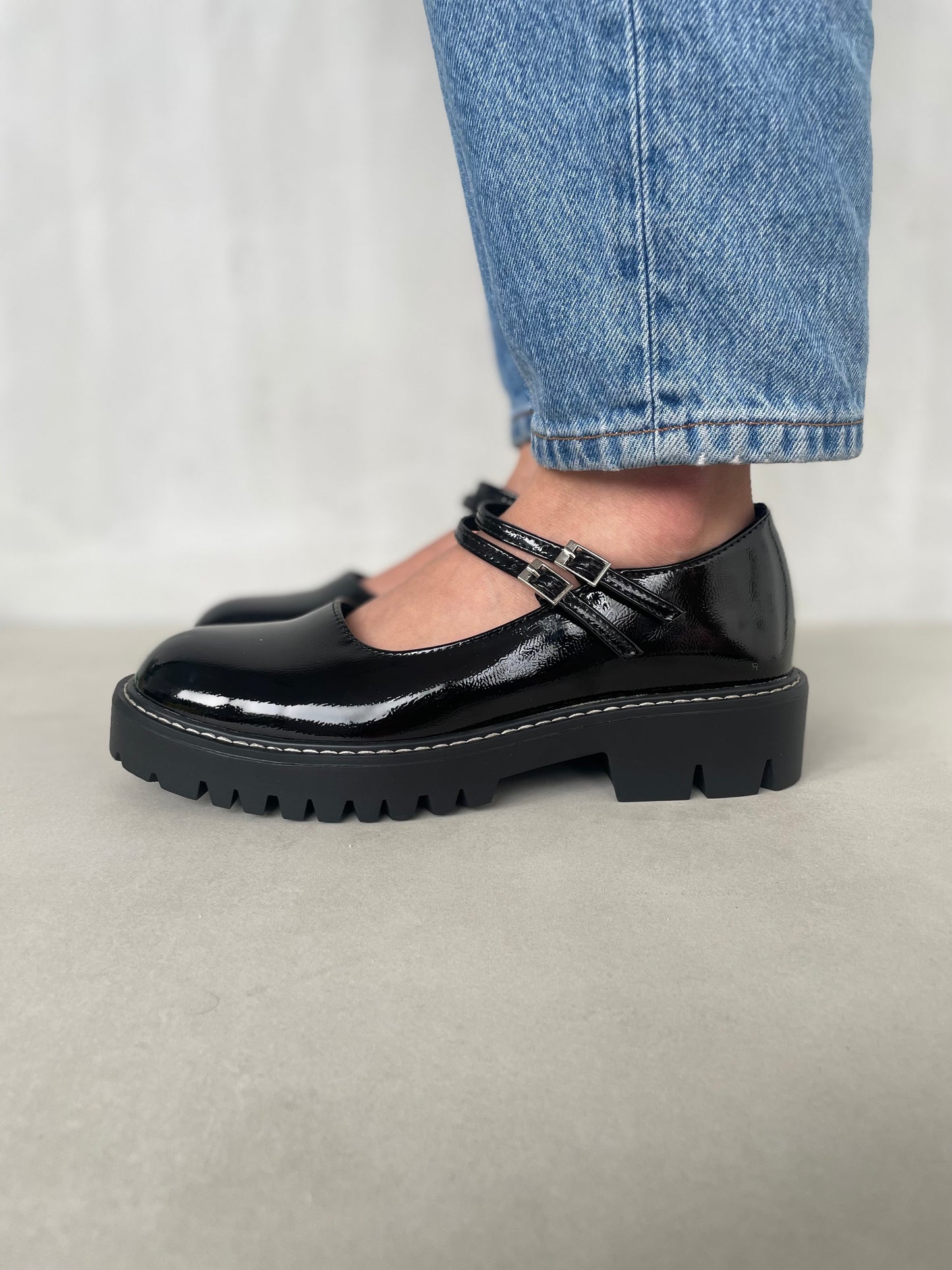 14453 – Mary Jane Negras de Charol con Suela Chunky y Doble Correa