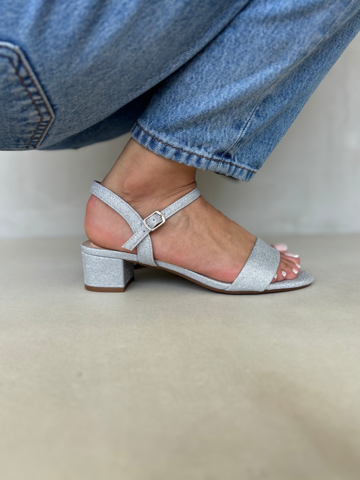 14248 – Sandalias plateadas con glitter y tacón bajo para dama