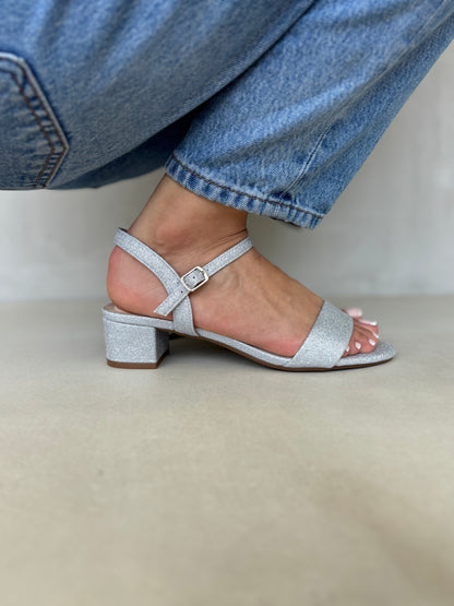 14248 – Sandalias plateadas con glitter y tacón bajo para dama