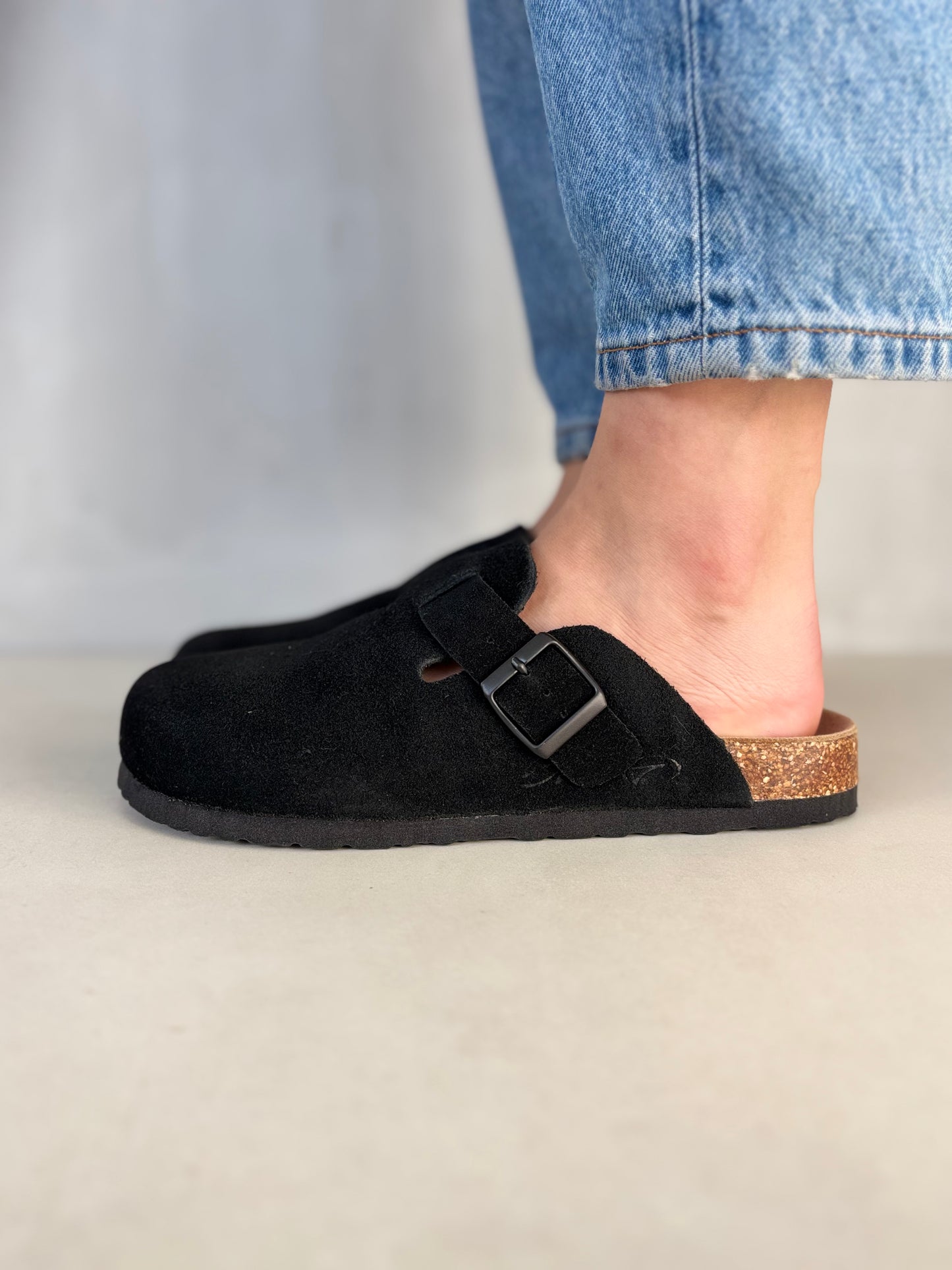 14372 – Sandalias tipo zueco color negro Unisex | Boston Zoé Shoes