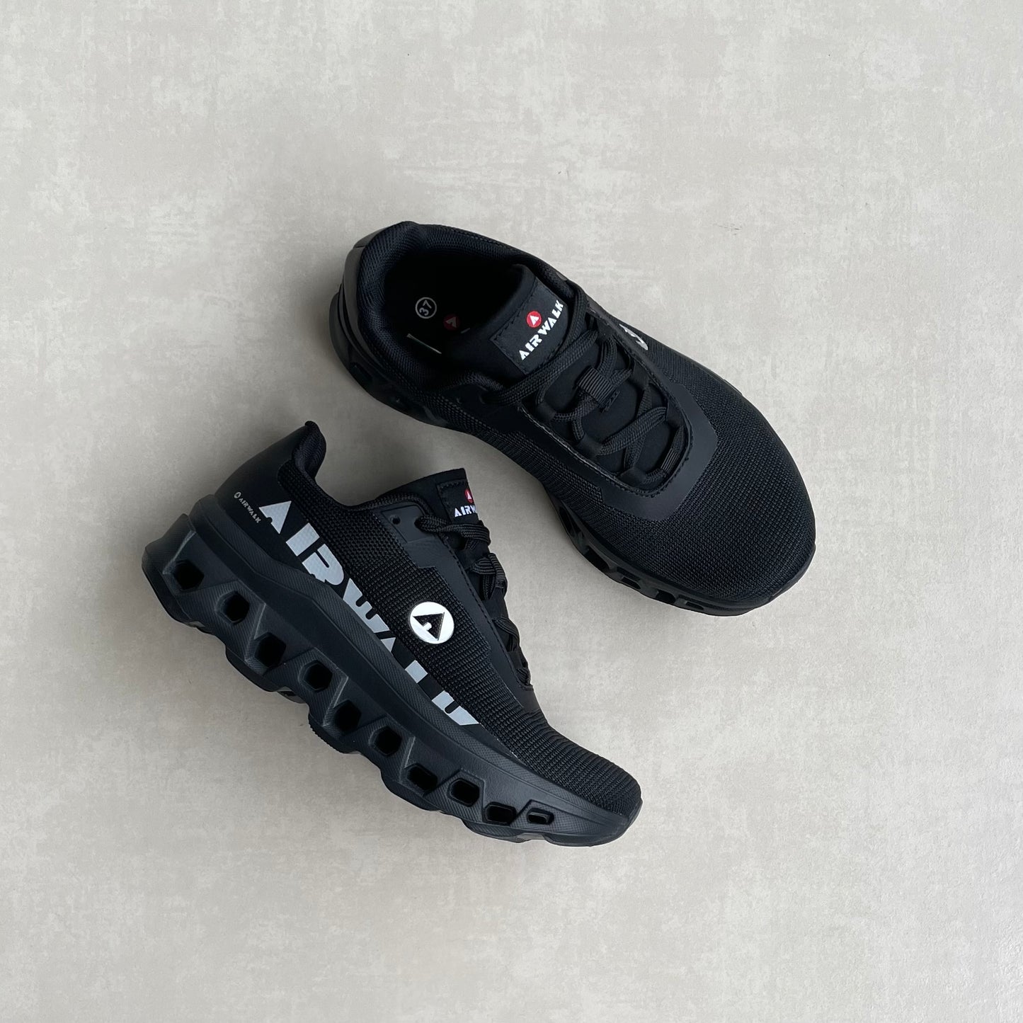 14294 – Tenis Deportivos Negros con Suela Airflow y Detalles Reflectivos