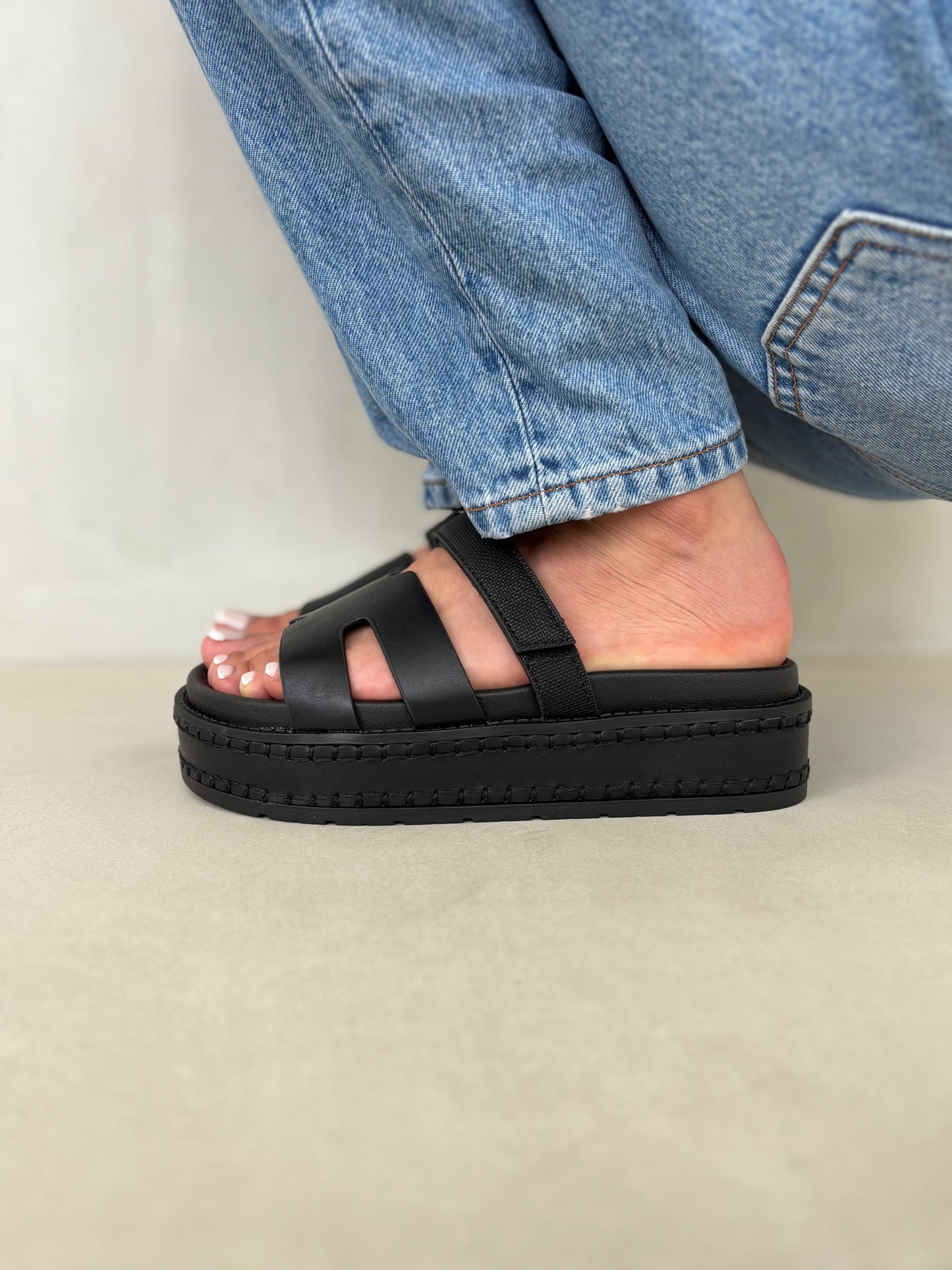 14344 – Sandalias Negras con Plataforma y Detalle de Costura Decorativa