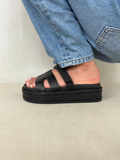14344 – Sandalias Negras con Plataforma y Detalle de Costura Decorativa