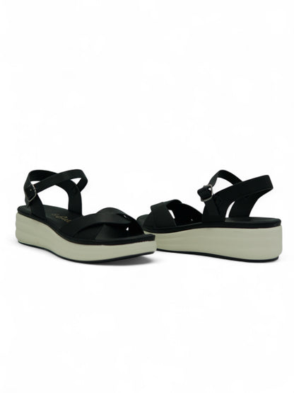 14323 – Sandalias Negras con Plataforma Bicolor y Hebilla Plateada