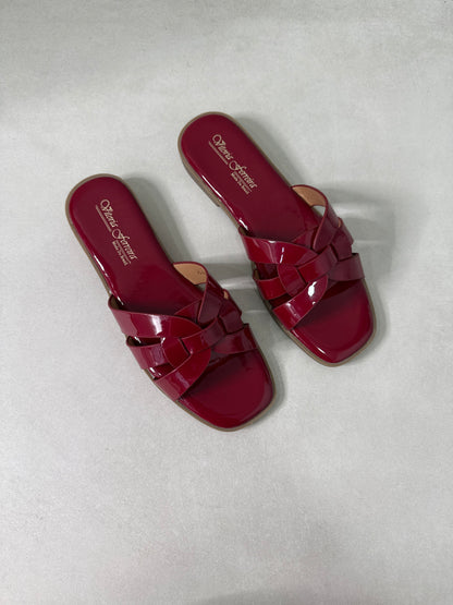14409 – Sandalias Burdeos con Diseño de Tiras Entrelazadas y Suela Plana