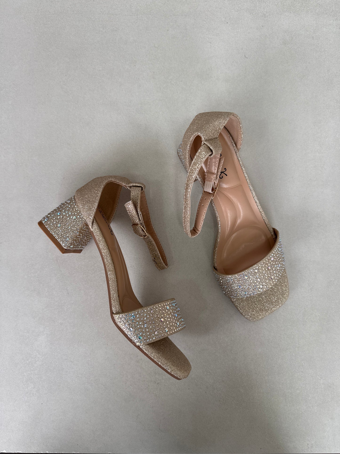 14466 – Sandalias Doradas con Brillos y Tacón Cuadrado