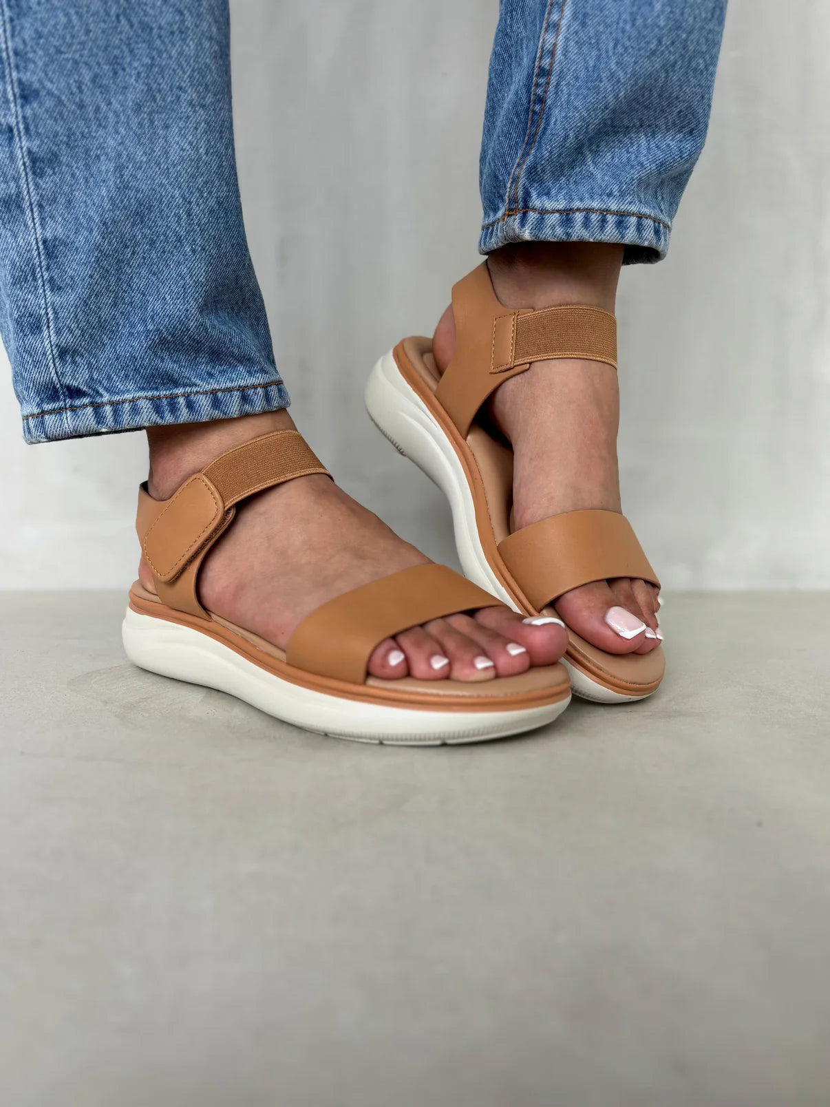 14360 – Sandalias Blancas con Plataforma Ergonómica y Cierre de Velcro