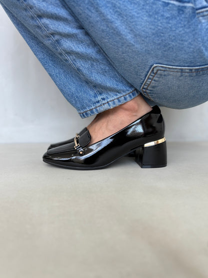 14256 – Zapatos negros de tacón medio con acabado charol y detalle dorado para dama