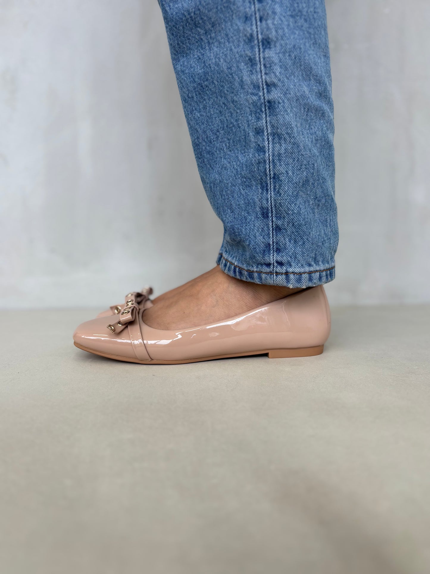 14458 – Bailarinas Beige de Charol con Lazo Frontal