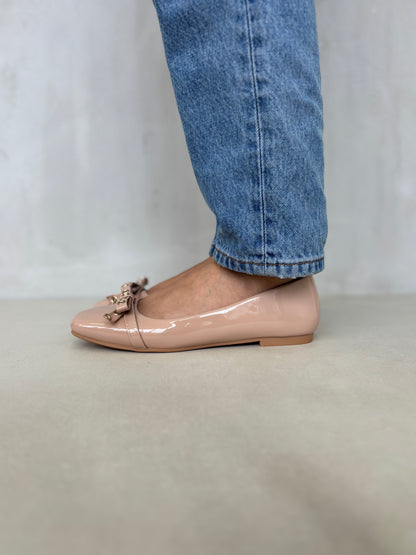 14458 – Bailarinas Beige de Charol con Lazo Frontal