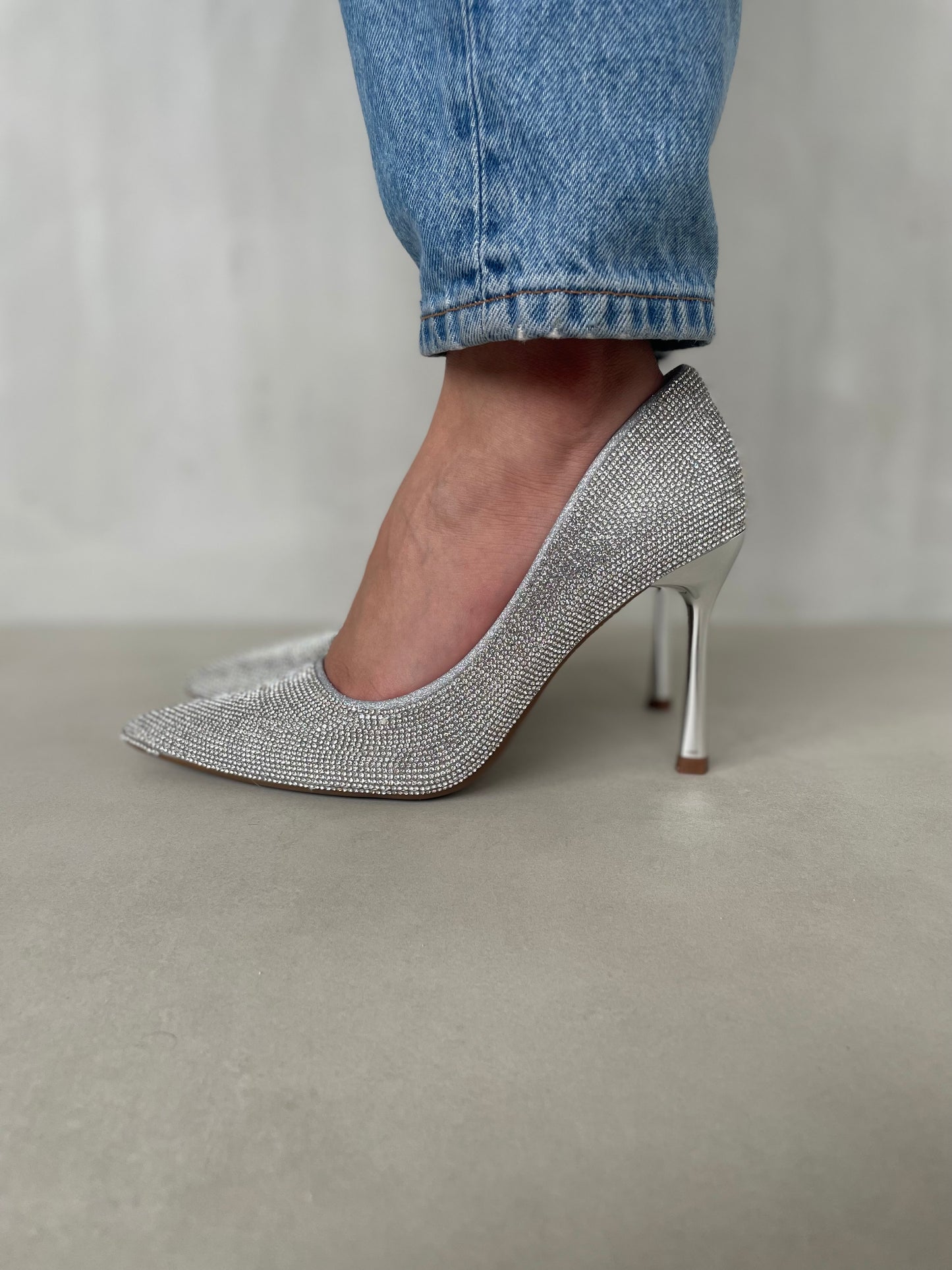 14260 – Tacones Plateados con Brillos Finos y Punta Cerrada