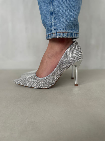 14260 – Tacones Plateados con Brillos Finos y Punta Cerrada