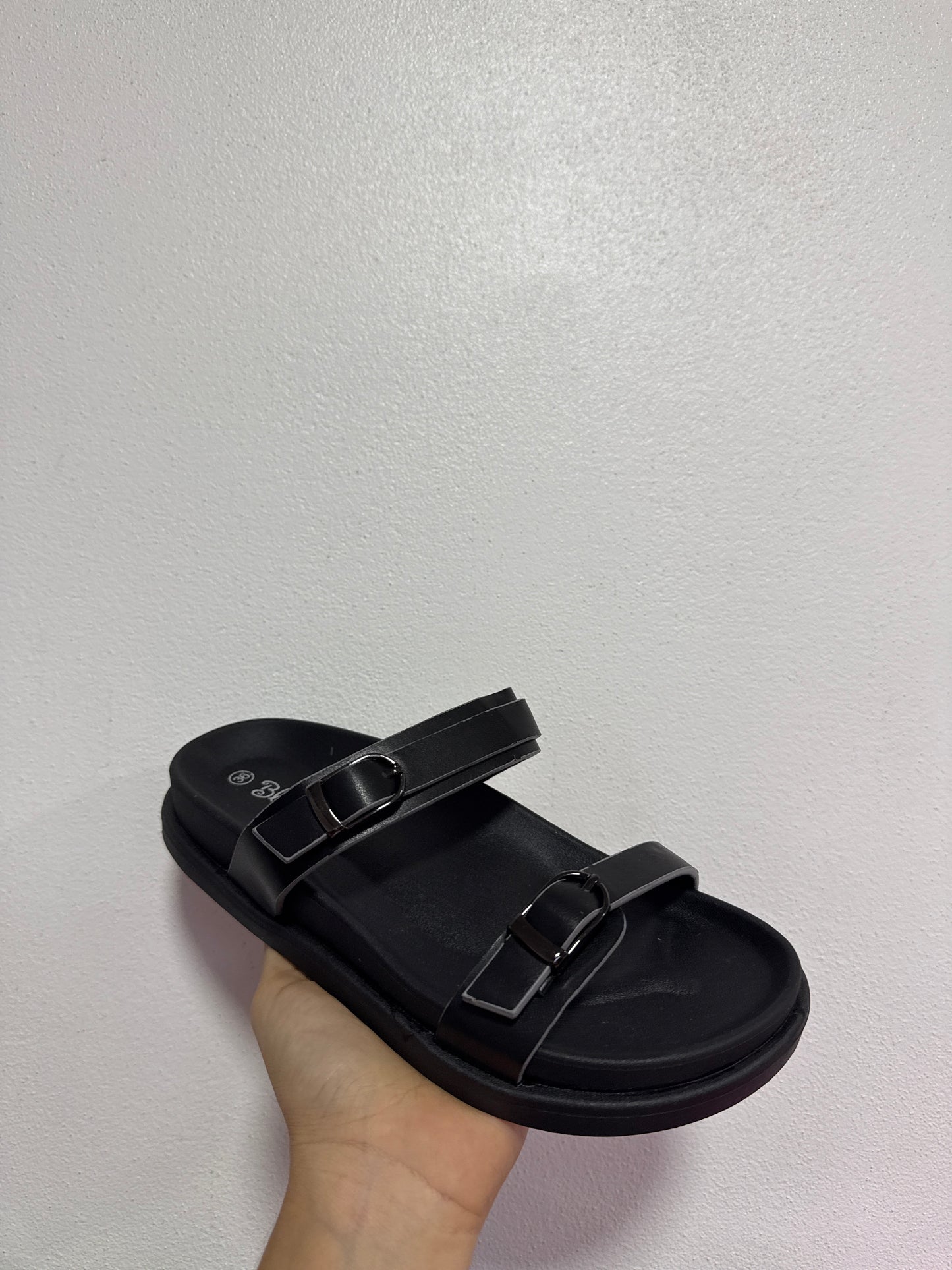 14484 – Sandalias Negras con Doble Hebilla y Suela Ergonómica