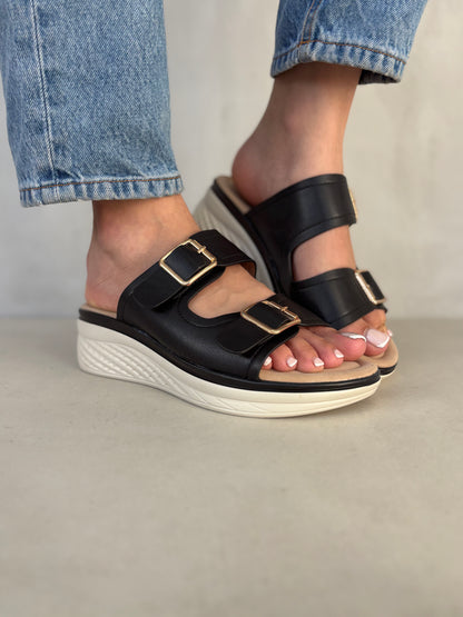 14365 – Sandalias con plataforma y hebillas doradas color negro para dama