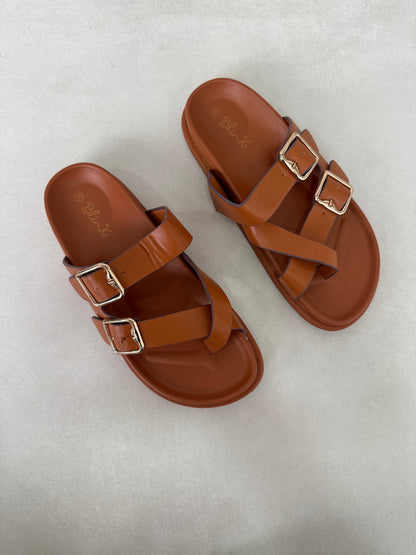 14493 – Sandalias Camel con Hebillas Doradas y Suela Ergonómica