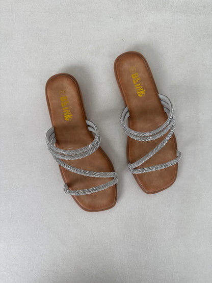 14470 – Sandalias Plateadas con Tiras Brillantes y Punta Cuadrada