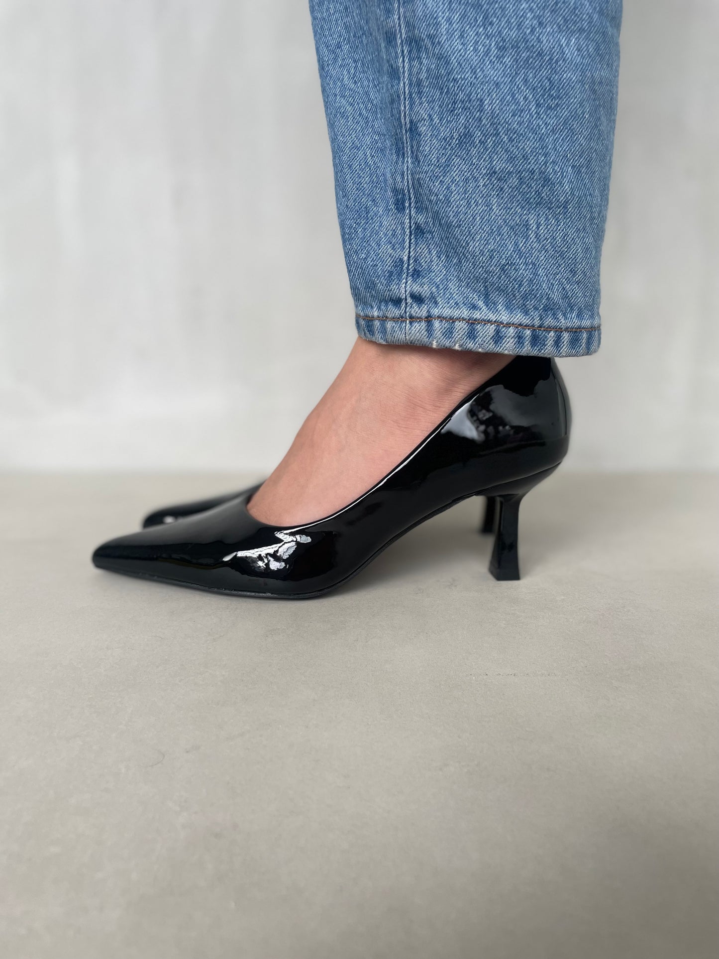 14423 – Tacones Negros de Charol con Punta Fina y Tacón Delgado