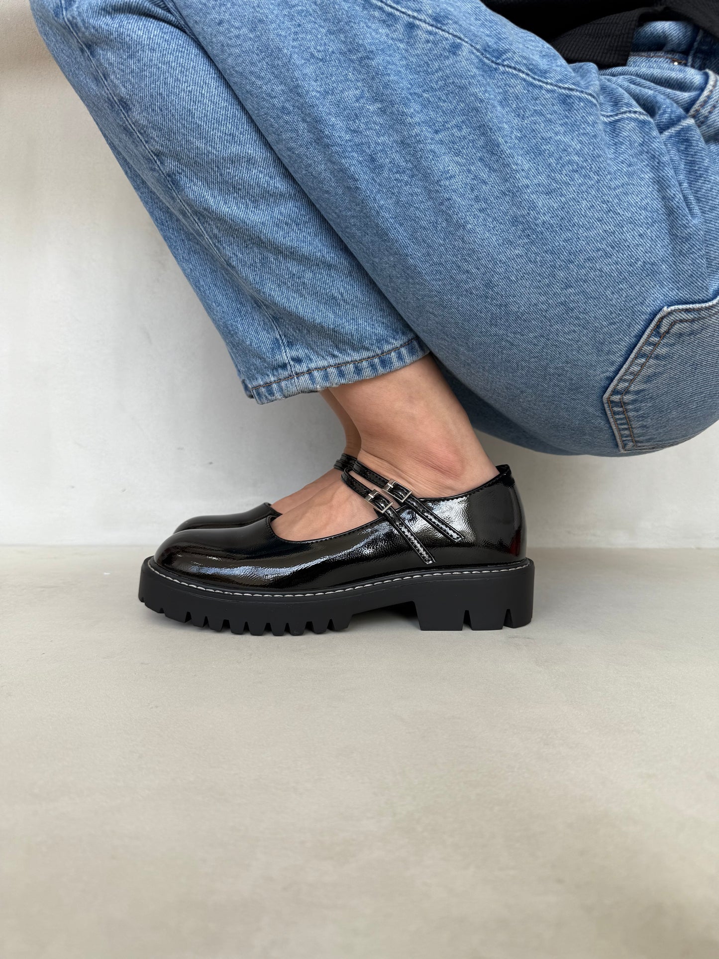 14453 – Mary Jane Negras de Charol con Suela Chunky y Doble Correa