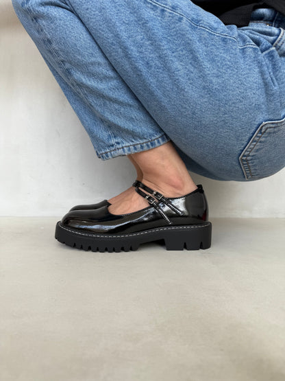 14453 – Mary Jane Negras de Charol con Suela Chunky y Doble Correa