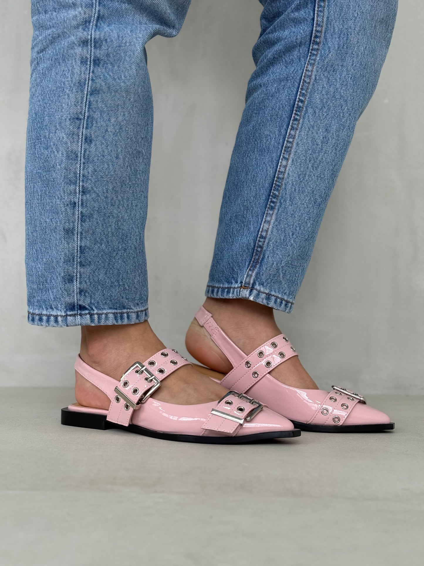 14094 - Zapatos Planos Slingback en Charol Rosado con Hebillas