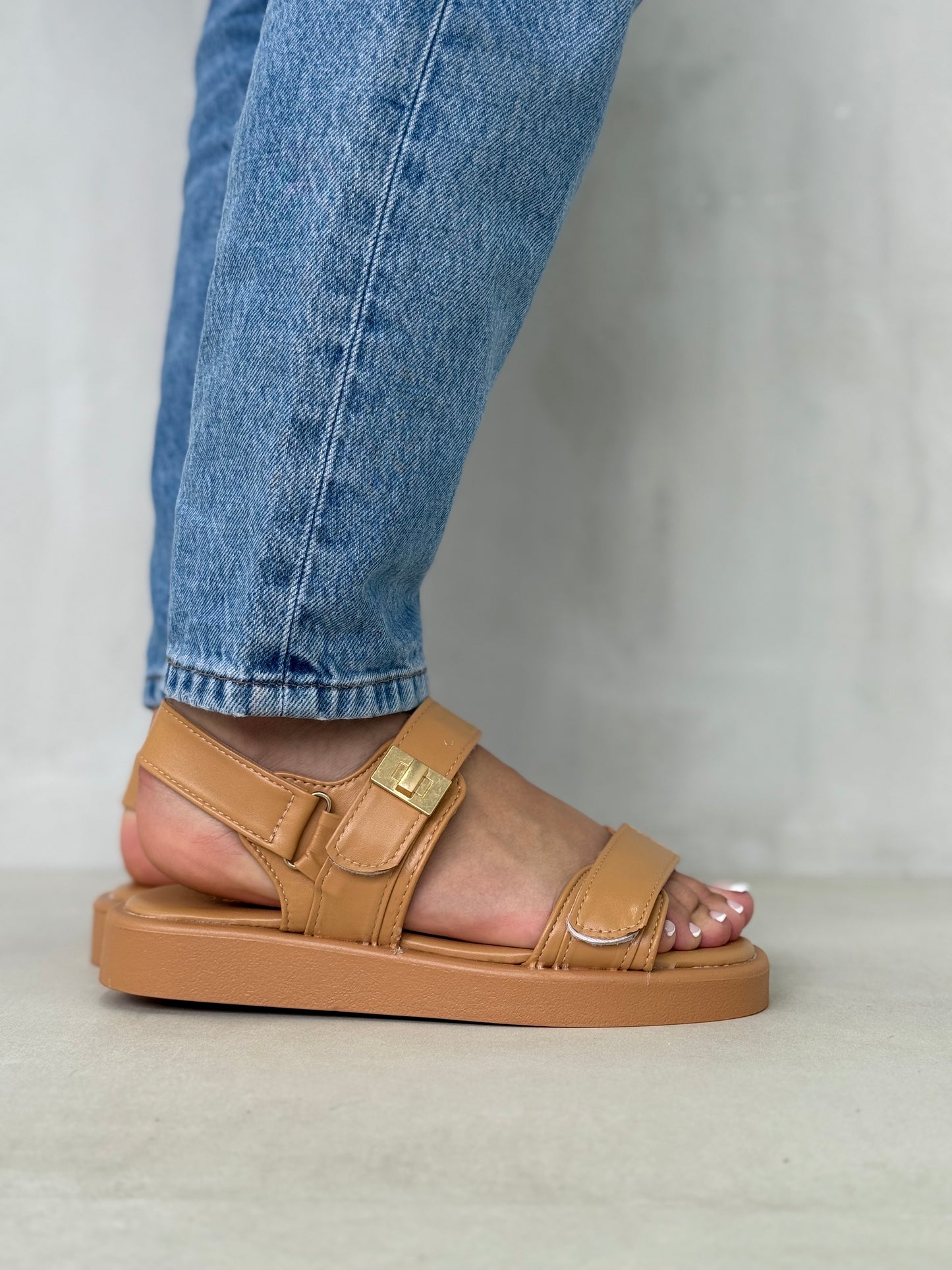 14047 - Sandalias con Velcro Ajustable