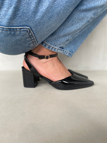 14251 – Zapatos negros de charol con pulsera y tacón cuadrado para dama