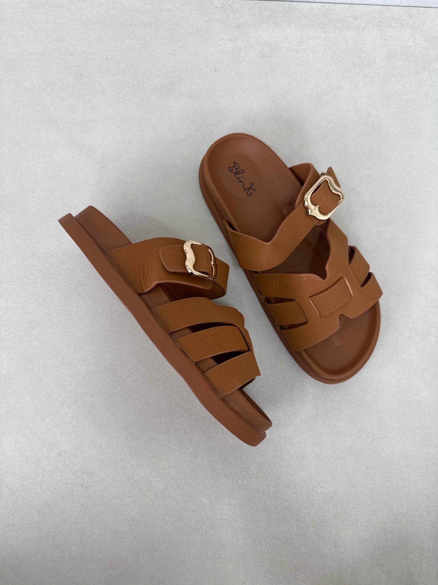 14482 – Sandalias Camel con Hebilla Dorada y Diseño Entrelazado