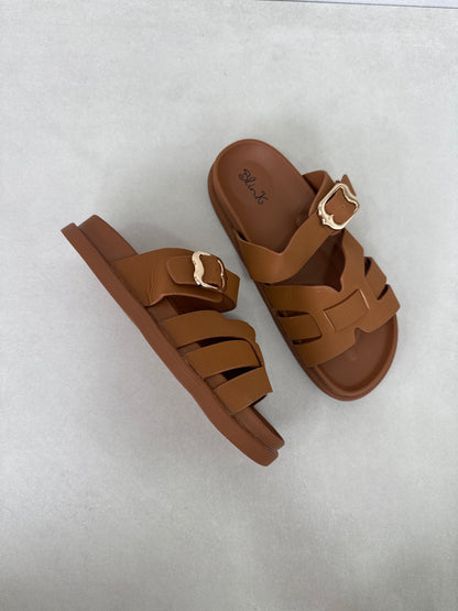 14482 – Sandalias Camel con Hebilla Dorada y Diseño Entrelazado