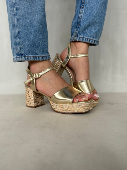 13750 - Sandalias de Tacón con Plataforma – Color Marrón con Detalle de Yute