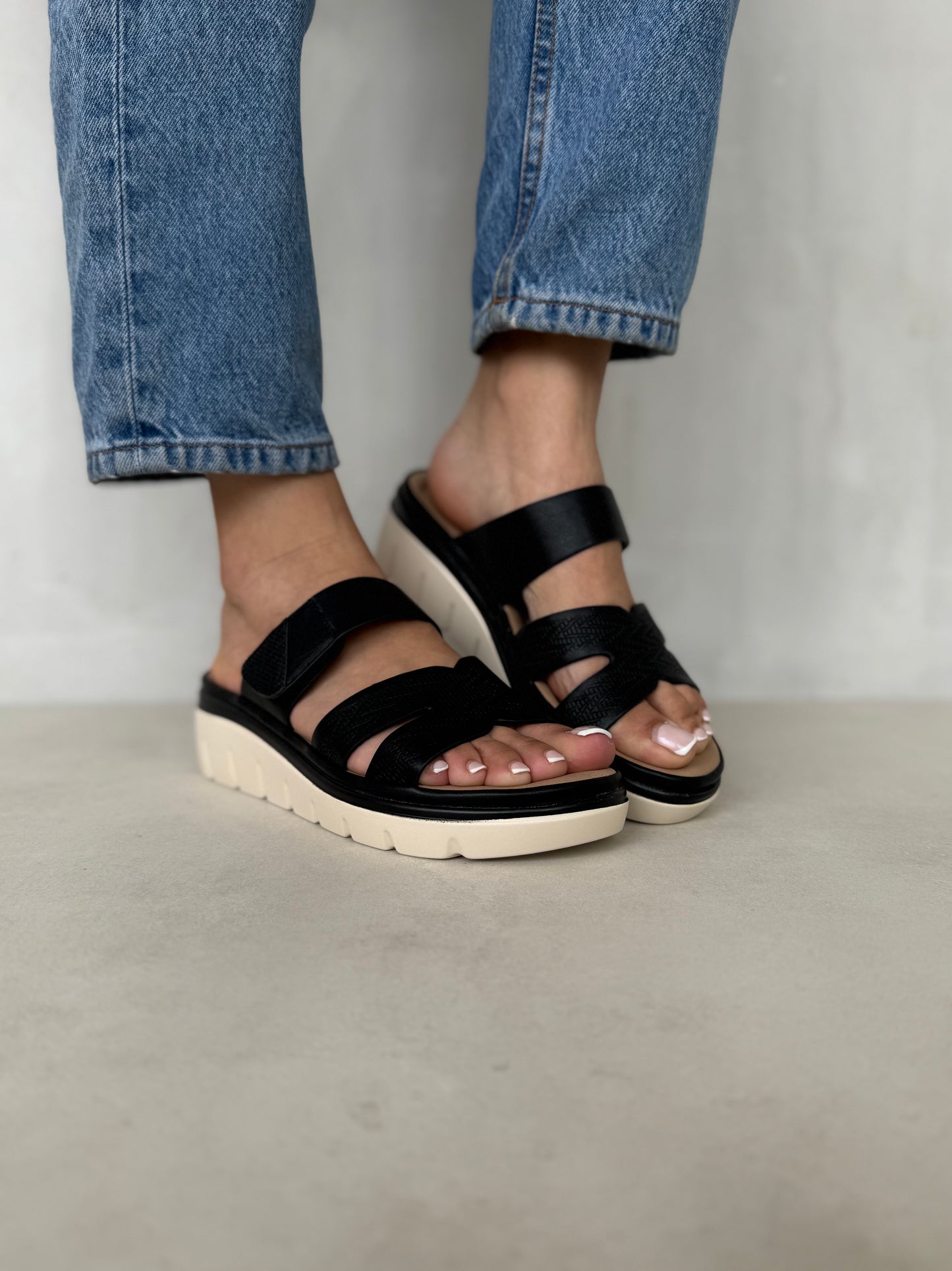 14032 - Sandalias Plataforma para Mujer en Negro con Tiras Anchas