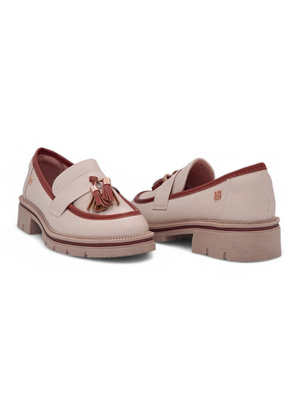 14073 - Mocasines para Mujer en Beige con Detalles Vino y Borlas