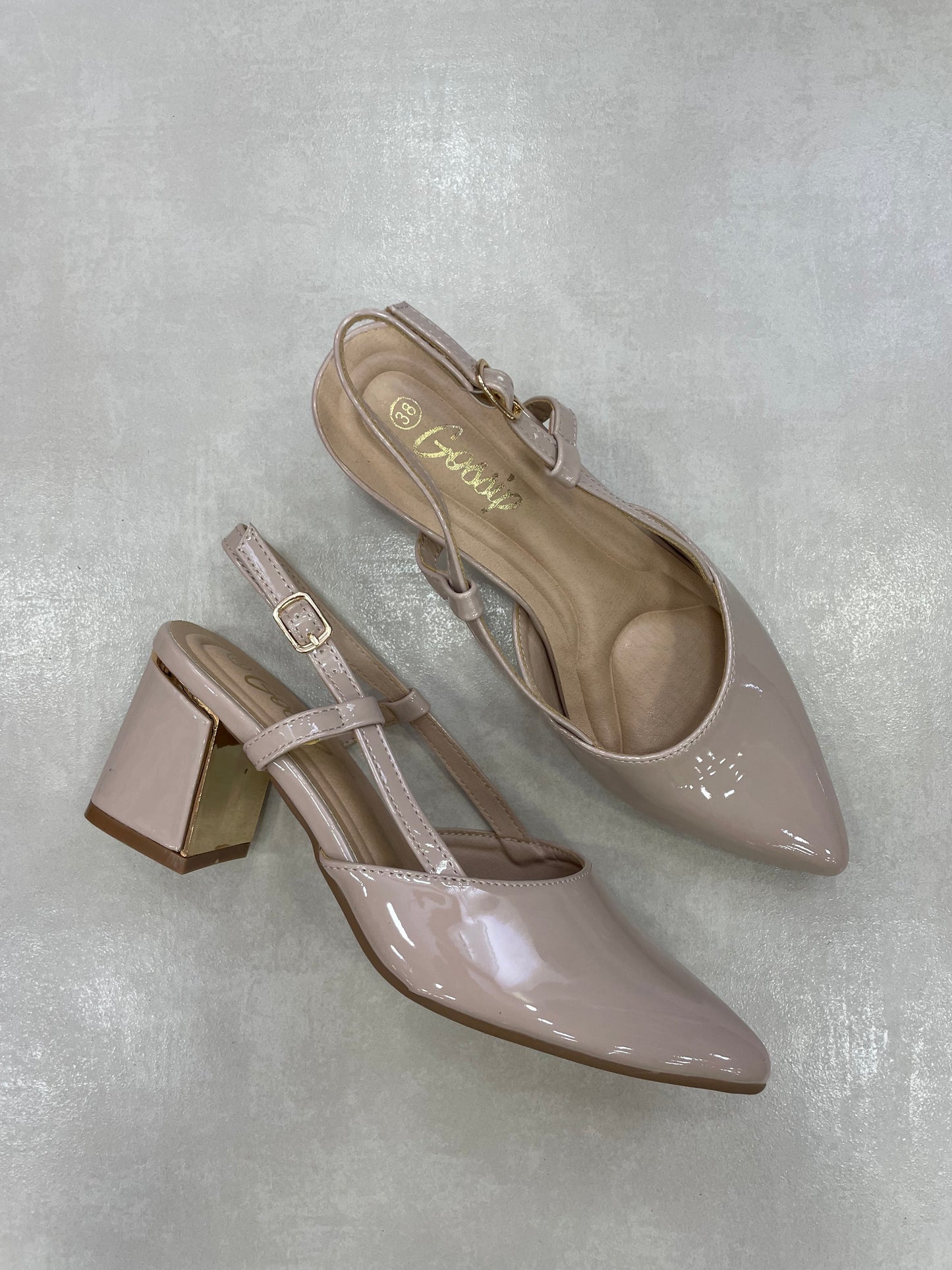 14341 – Zapatos Beige de Charol con Pulsera y Tacón Bajo