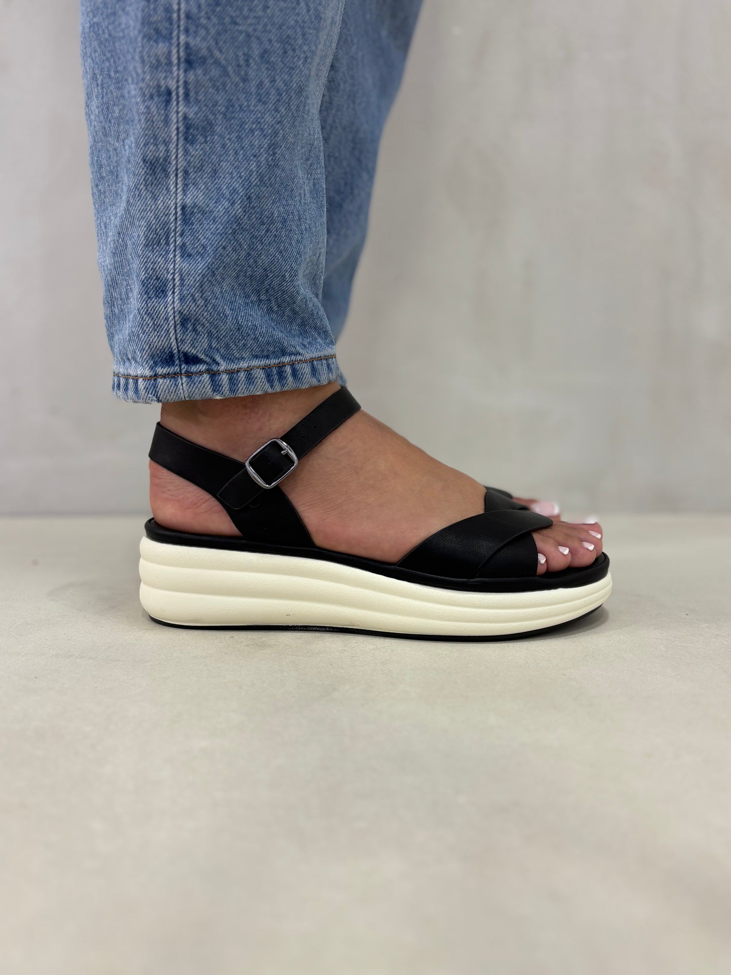 14323 – Sandalias Negras con Plataforma Bicolor y Hebilla Plateada