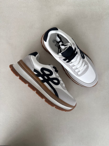 14436 – Tenis Blancos con Detalles Negros y Suela Bicolor