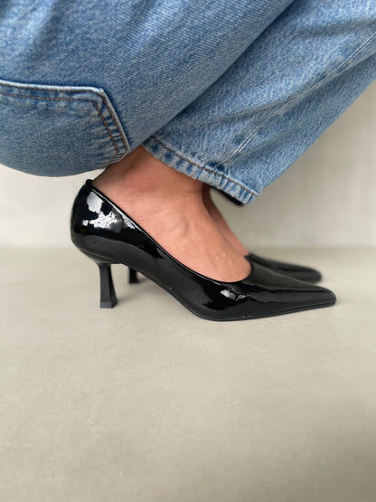 14423 – Tacones Negros de Charol con Punta Fina y Tacón Delgado