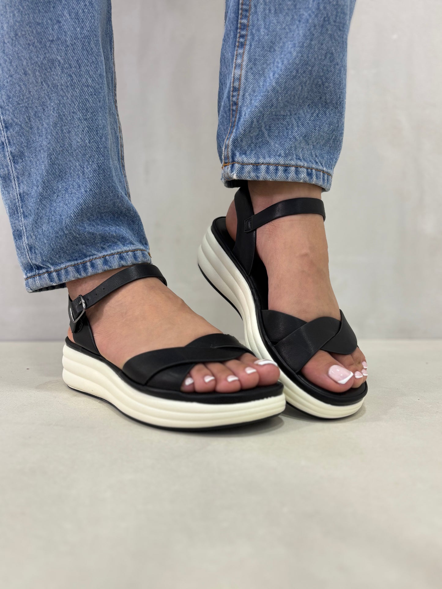 14323 – Sandalias Negras con Plataforma Bicolor y Hebilla Plateada