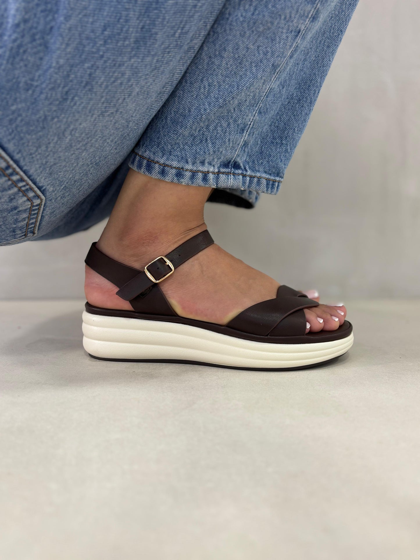 14325 – Sandalias Café con Plataforma Bicolor y Hebilla Ajustable