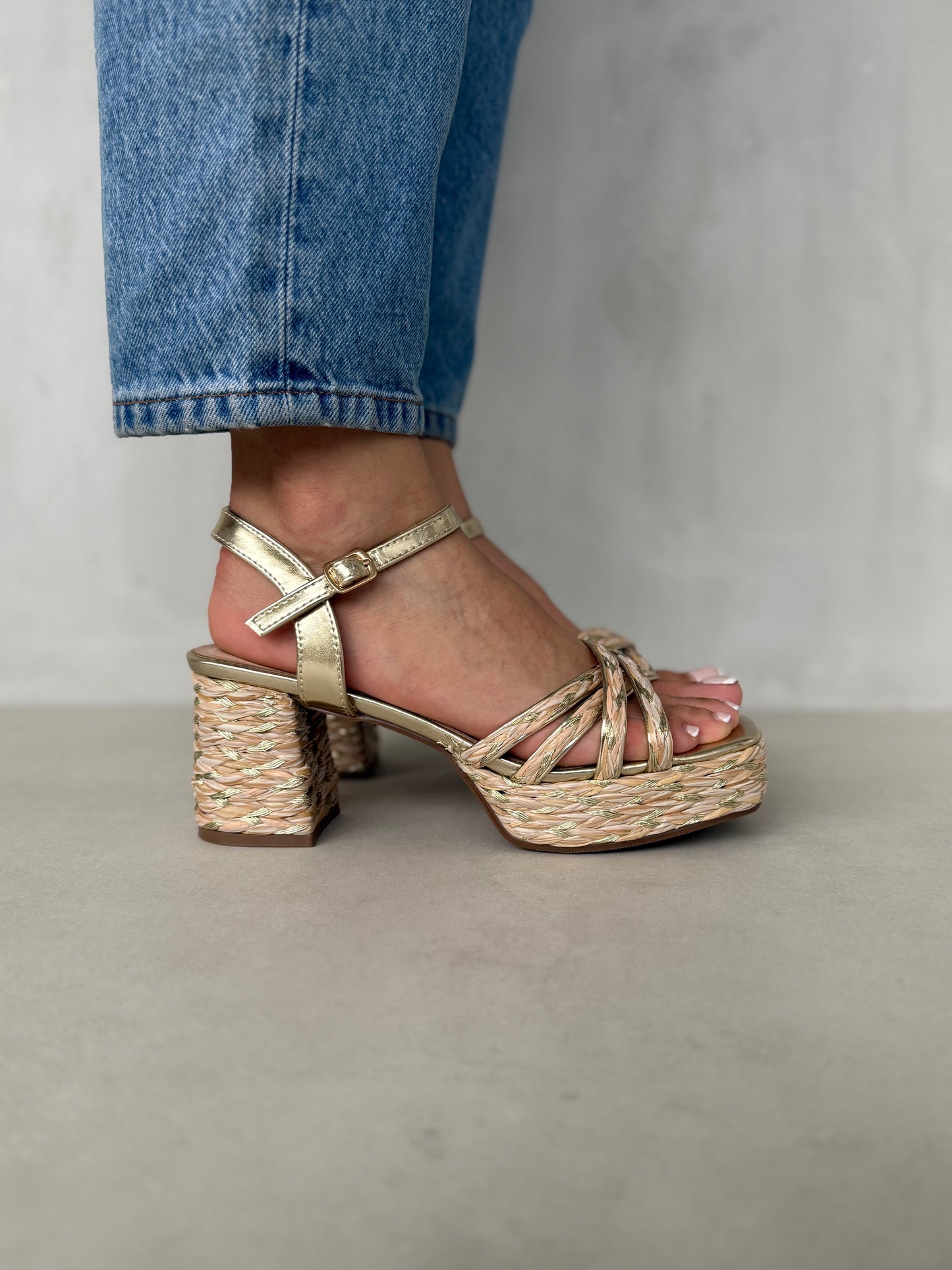 13753 – Sandalias de Tacón – Estilo Elegante en Color Marrón con Detalle Trenzado