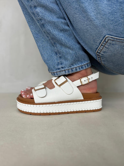 14349 – Sandalias Blancas con Plataforma Alta y Hebillas Doradas