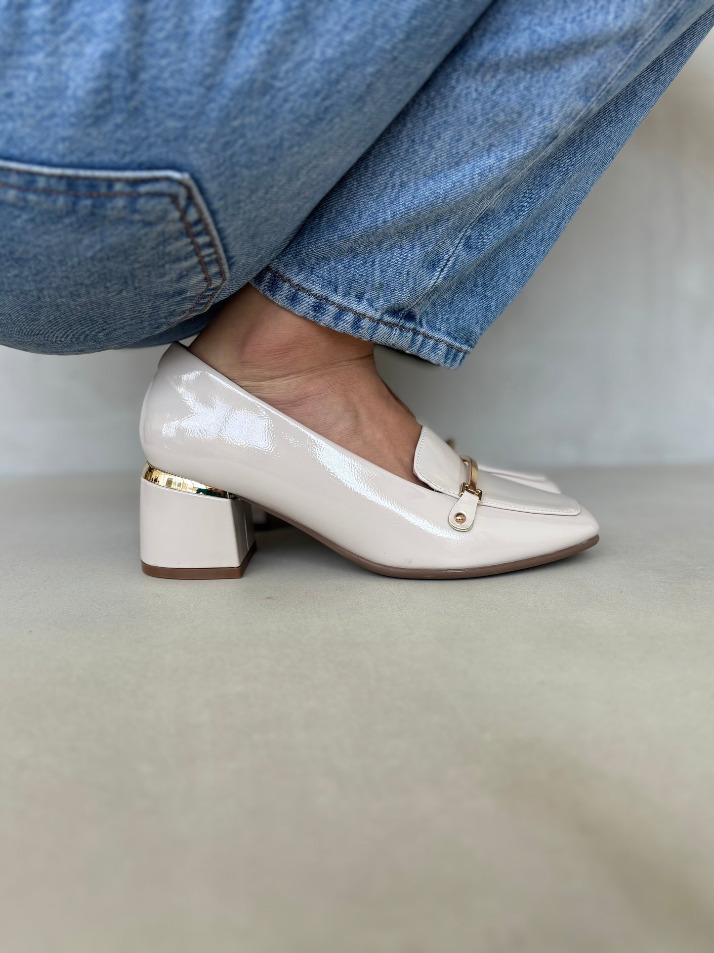 14258 – Zapatos off white de tacón medio con detalle dorado para dama