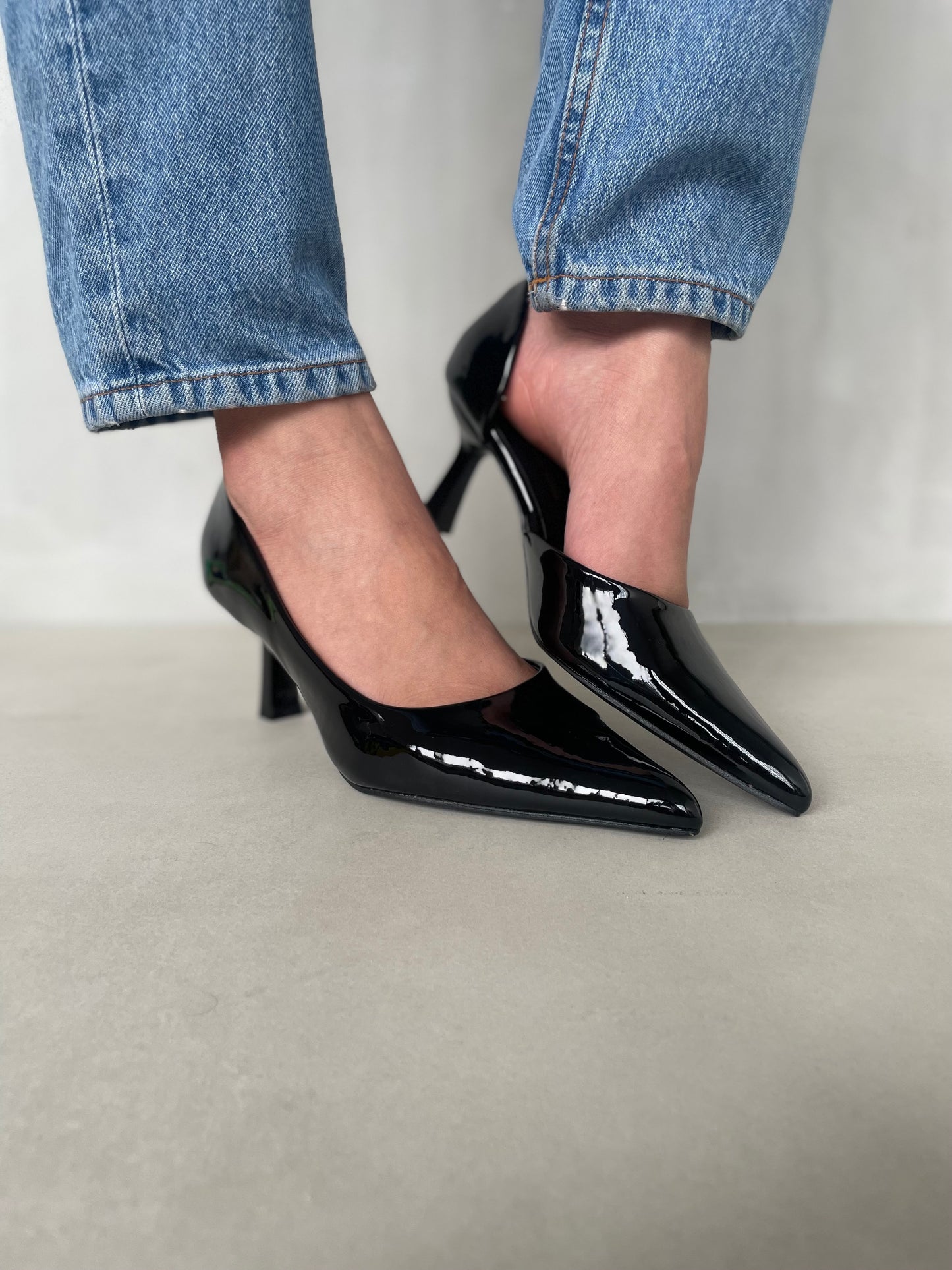 14423 – Tacones Negros de Charol con Punta Fina y Tacón Delgado